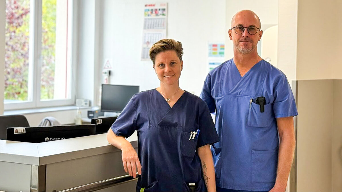 Als einer der Kaufbeurer Fachärzte für Orthopädie kümmert sich Dr. Stefan Dellner (r.) mit Mitarbeiterin Frances Kühne (l.) um Erkrankungen und Verletzungen des Bewegungsapparats in Buchloe | © Kliniken Ostallgäu-Kaufbeuren